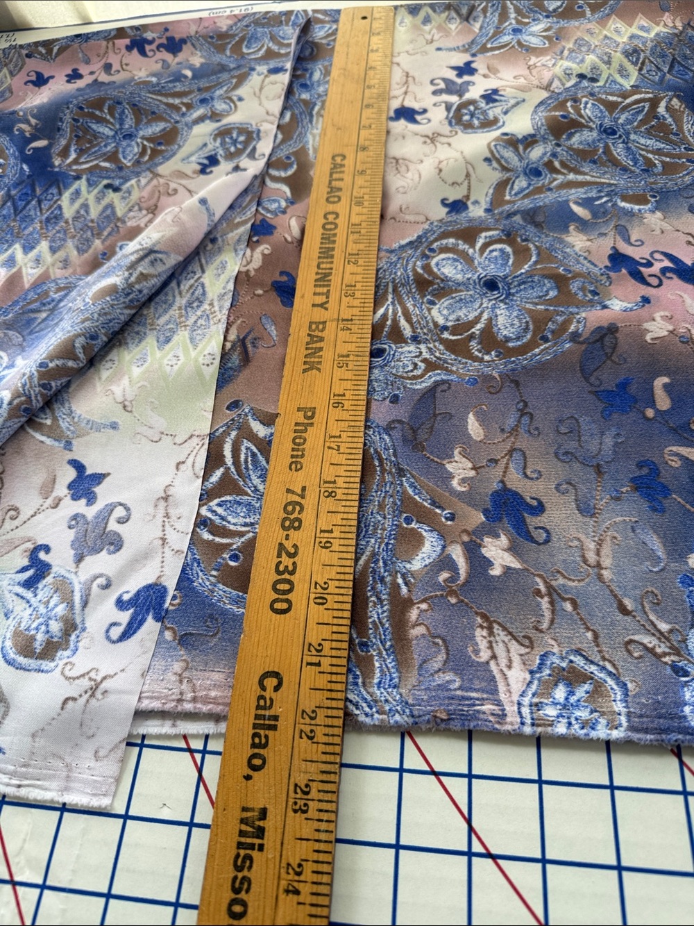 Vintage 90s Satin Fabric 5 Yards Drapey Ornate Floral Medallion Blue Mauve - Picture 8 of 13